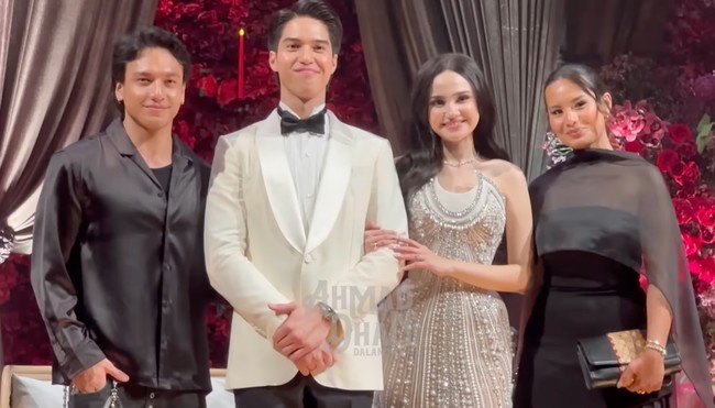 Sebelumnya Zahwa dan Jefri memang sempat digosipkan pacaran. Hal itu bermula dari foto kedekatan keduanya yang terlihat dinggah ke media sosial. Dalam foto yang beredar kala itu, Jefri tampak merangkul mesra Zahwa. Foto: YouTube/ AHMAD DHANI DALAM BERITA