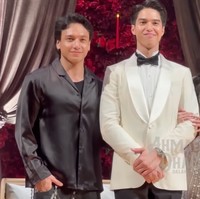 Sebelumnya Zahwa dan Jefri memang sempat digosipkan pacaran. Hal itu bermula dari foto kedekatan keduanya yang terlihat dinggah ke media sosial. Dalam foto yang beredar kala itu, Jefri tampak merangkul mesra Zahwa. Foto: YouTube/ AHMAD DHANI DALAM BERITA