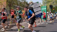 Peserta London Marathon Ini Lari Sambil Gendong Kulkas 25 Kg, Alasannya Bikin Haru