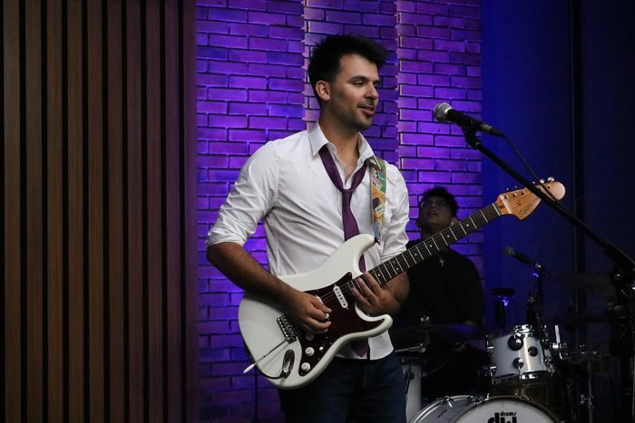 Josh Holmes, musisi pop-punk asal Inggris, akan menggelar konser perdana di Jakarta pada 2 Mei 2026. Tiket terjual habis dalam lima hari tanpa promotor.