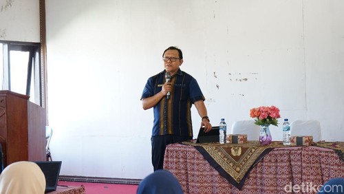 Kakanwil DJPb NTT, Adi Setiawan saat menggelar diskusi di Kupang, Kamis (30/4/2026). Foto: Simon Selly/detikBali