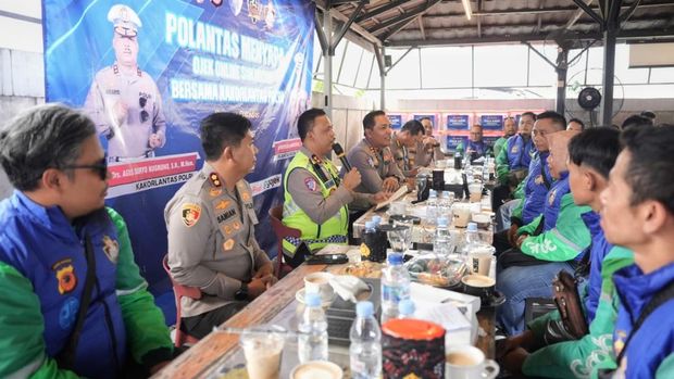 Kakorlantas Polri Irjen Agus Suryonugroho hari ini turun langsung menyapa komunitas ojek online (ojol)