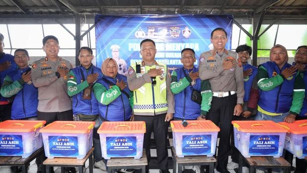 Kakorlantas Polri Irjen Agus Suryonugroho hari ini turun langsung menyapa komunitas ojek online (ojol)