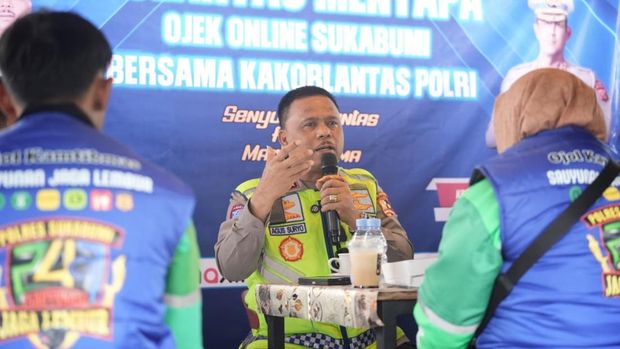 Kakorlantas Polri Irjen Agus Suryonugroho hari ini turun langsung menyapa komunitas ojek online (ojol)