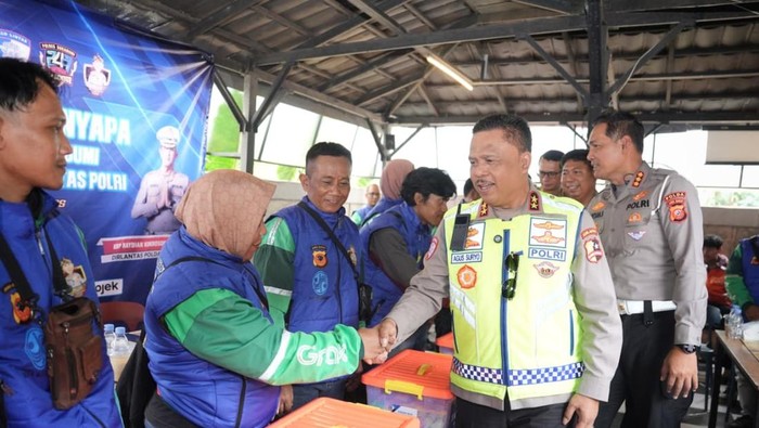 Kakorlantas Polri Irjen Agus Suryonugroho hari ini turun langsung menyapa komunitas ojek online (ojol).