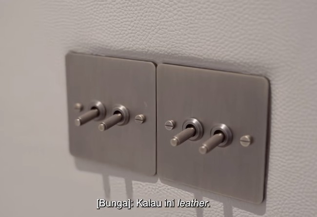 Kamar semakin terasa mewah dengan tembok yang berlapiskan kulit. Teksturnya membuat kamar BCL dan suami makin berkarakter. (Foto: TikTok/@kiaisauraa)