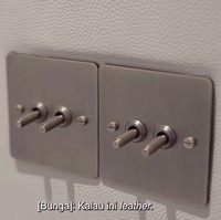 Kamar semakin terasa mewah dengan tembok yang berlapiskan kulit. Teksturnya membuat kamar BCL dan suami makin berkarakter. (Foto: TikTok/@kiaisauraa)