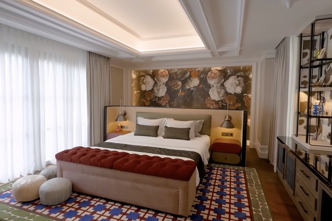 Kamar tidur hadir dengan nuansa yang lebih vibrant lewat perpaduan corak dan visual yang lebih ramai. Lebih plaful, tapi furniter yang minimalis membuatnya tetap elegan. (Foto: TikTok/@kiaisauraa)