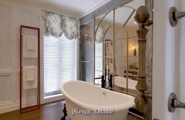Kamar mandi juga dipugar. Kini suasananya makin mirip dengan kamar mandi di hotel-hotel mewah Eropa.(Foto: TikTok/@kiaisauraa)