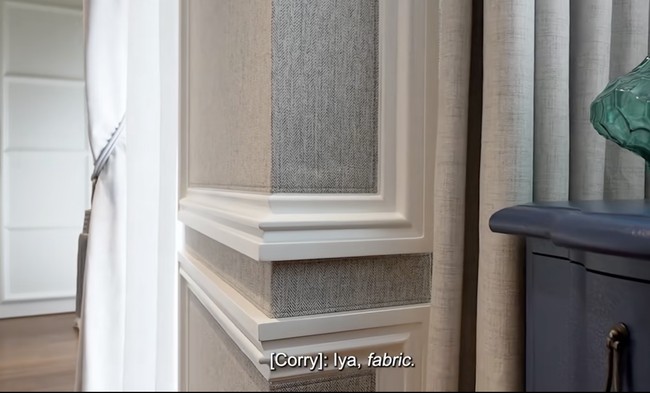 Alih-alih tembok polos, permukaan dinding dilapisi material fabric yang menciptakan atmosfer hangat. (Foto: TikTok/@kiaisauraa)