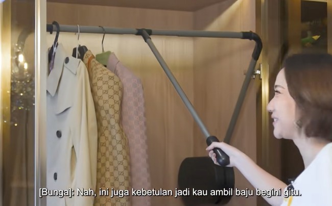 Selain desain, kepratiksan juga menjadi prioritas. Lemari dirancang sedemikian rupa untuk memudahkan penghuni mengambil pakaian. (Foto: TikTok/@kiaisauraa)