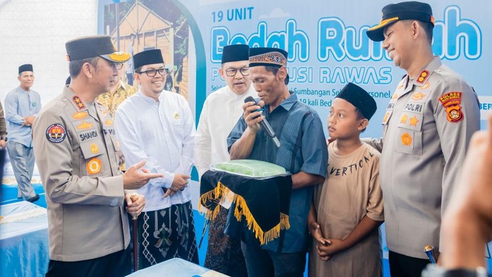 Kapolda Sumsel Irjen Sandi Nugroho meresmikan bedah rumah bagi warga terdampak kebakaran di Desa Wonosari, Kabupaten Musi Rawas. (Dok istimewa).
