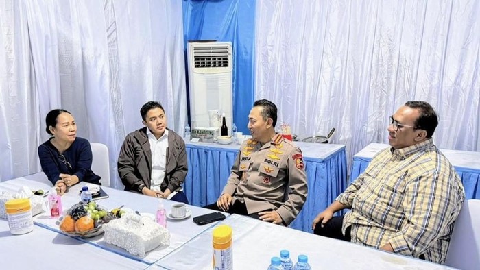Menjelang Hari Buruh, Kapolri Jenderal Listyo Sigit Prabowo dan Seskab Teddy Indra Wijaya sempat menemui langsung sejumlah pimpinan kelompok buruh di Monas, Jakarta, Kamis (30/4/2026)
