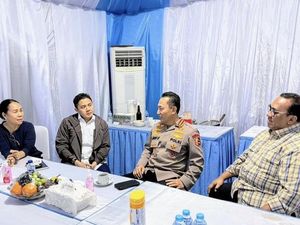 Malam Jelang May Day, Kapolri dan Seskab Temui Pimpinan Buruh di Monas
