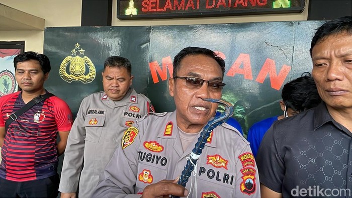 Kapolsek Kartasura, Sukoharjo, menunjukkan barang bukti dalam kasus pencurian spesialis rumah kosong, Kamis (30/4/2026).
