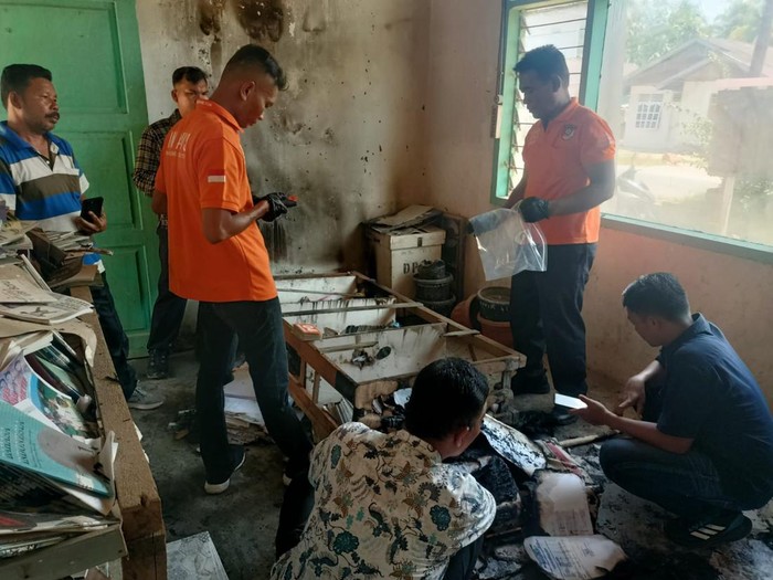 Pihak kepolisian saat olah TKP kebakaran di Tapteng