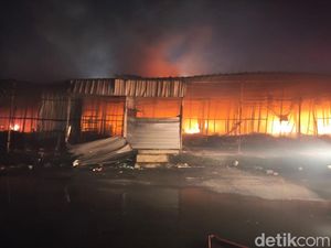 Ratusan Kios Pasar Kanjengan Semarang Hangus Terbakar