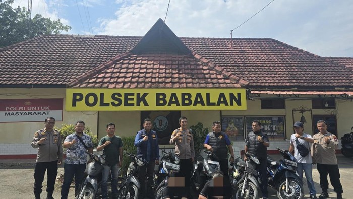 Kedua pelaku saat diamankan petugas kepolisian. (dok. Polsek Babalan)