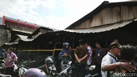 Setelah kebakaran padam, sejumlah pedagang pagi tadi tampak mengais barang yang sekiranya masih bisa dimanfaatkan.