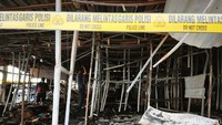 Tampak satu kompleks bangunan di tengah pasar itu hangus terbakar. Hanya tersisa rangka berupa besi hingga atap seng.