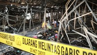 Pedagang buah, Anton (36), menyebut awal kebakaran sekitar pukul 23.00 WIB, Rabu (29/4). Dia bilang sumber api dari lapak pasar buah.