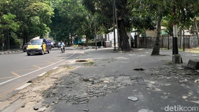 Kondisi trotoar rusak di Jalan Imam Bonjol Kota Medan. (Rechtin Hani Ritonga/detikSumut)