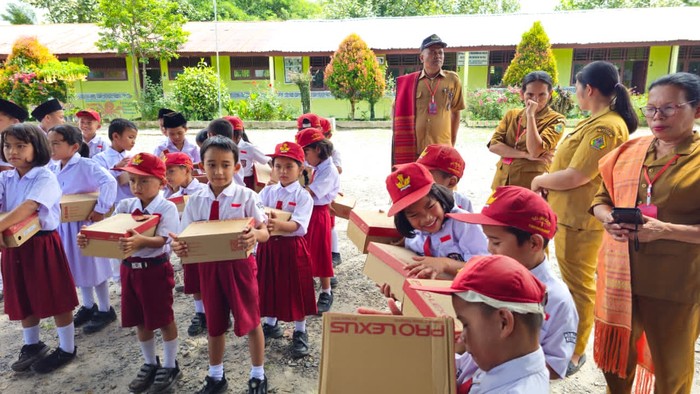 Legislator Gerindra beri bantuan sepatu untuk siswa SD di Samosir.
