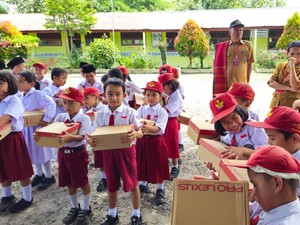 Legislator Gerindra Beri Bantuan Sepatu untuk Siswa di Kabupaten Samosir