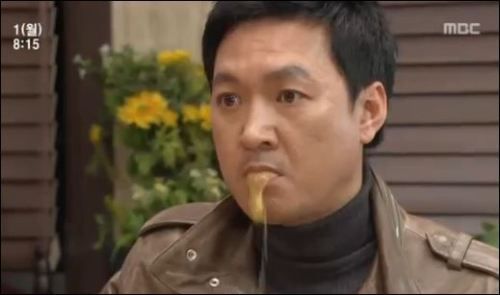 Meme aktor Korea Selatan Park Dong Bin dari drama Korea MBC Maybe Love.