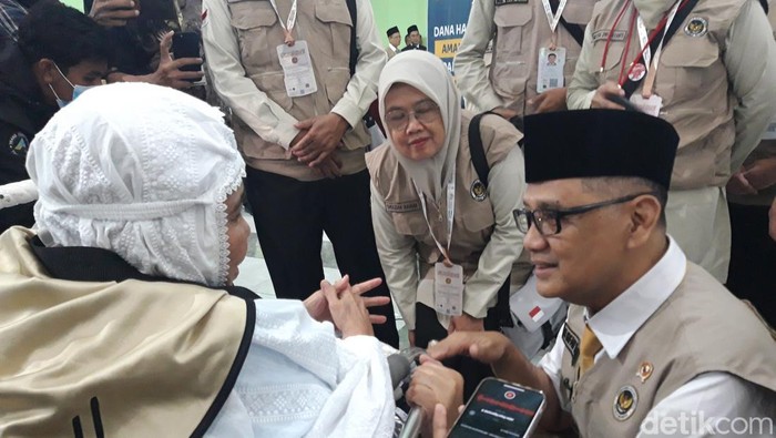 Menhaj, Mochamad Irfan Yusuf berdialog dengan jemaah kloter 29 di Embarkasi Solo, Kamis (30/4/2026).