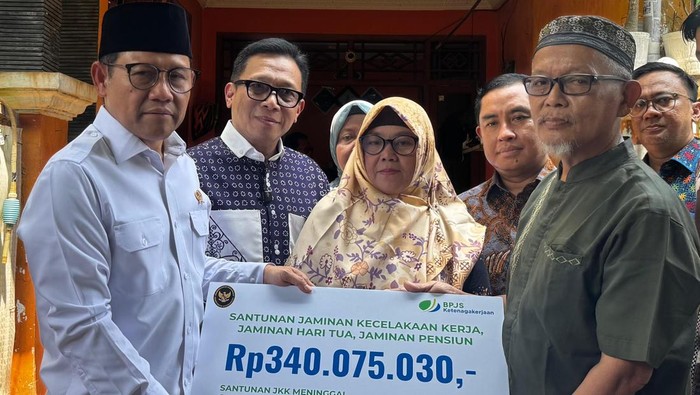 Menko PM Serahkan Manfaat BPJS Ketenagakerjaan untuk Nur Ainia