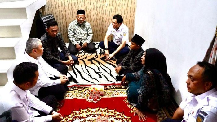 Menteri Perhubungan Dudy Purwagandhi didampingi Direktur Utama PT Kereta Api Indonesia (Persero) Bobby Rasyidin (keempat sisi kanan) melakukan takziah ke rumah salah satu korban insiden kecelakaan kereta api di Stasiun Bekasi Timur, di wilayah Cikara