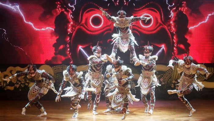 Pelajar menampilkan Tari Kembang Janger saat perayaan Hari Tari Sedunia di Gedung Dharma Negara Alaya, Denpasar, Bali, Rabu (29/4/2026). Pemerintah Kota Denpasar menggelar festival tari tahunan tersebut dengan melibatkan ribuan pelajar dan seniman sebagai ajang kreativitas seni pertunjukan untuk meningkatkan ekonomi kreatif sekaligus dalam rangka merayakan Hari Tari Sedunia. ANTARA FOTO/Nyoman Hendra Wibowo
