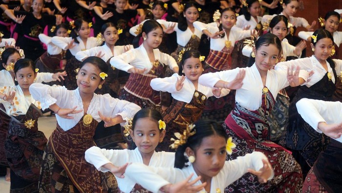 Pelajar menampilkan Tari Kembang Janger saat perayaan Hari Tari Sedunia di Gedung Dharma Negara Alaya, Denpasar, Bali, Rabu (29/4/2026). Pemerintah Kota Denpasar menggelar festival tari tahunan tersebut dengan melibatkan ribuan pelajar dan seniman sebagai ajang kreativitas seni pertunjukan untuk meningkatkan ekonomi kreatif sekaligus dalam rangka merayakan Hari Tari Sedunia. ANTARA FOTO/Nyoman Hendra Wibowo