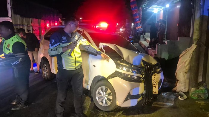 Mobil Avanza putih yang menabrak ambulans di Sukabumi