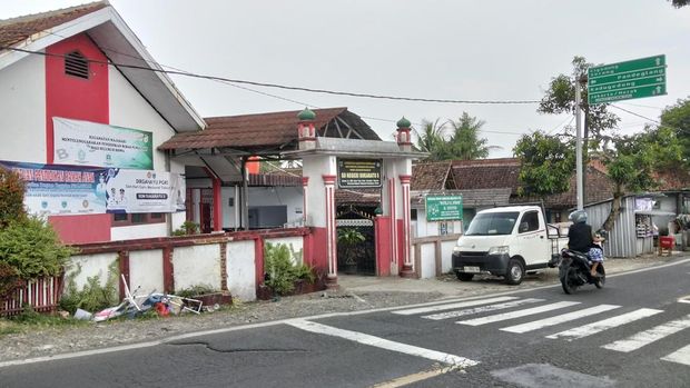 Mobil yang dikendarai kepala dinas Kabupaten Pandeglang menabrak kerumunan siswa SDN Sukaratu 5. Satu orang siswa dilaporkan meninggal dunia. (dok Istimewa)