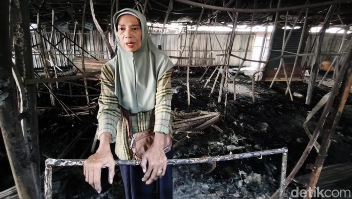 Murtini salah satu pedagang di Pasar Kanjengan Semarang yang terbakar, Kamis (30/4/2026).