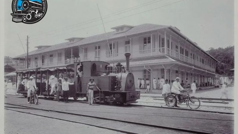 Para pekerja yang menggunakan kereta api milik Bataafsche Petroleum Maatschappij (BPM) di Balikpapan.