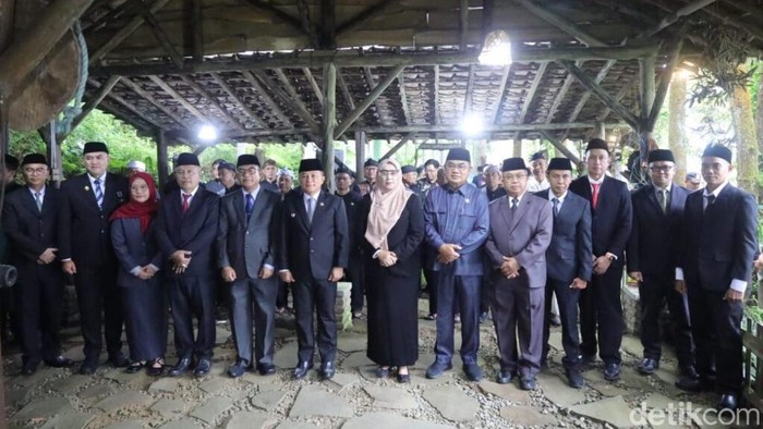 Pelantikan pejabat Kuningan di pos pendakian Cadas Poleng Gunung Ciremai