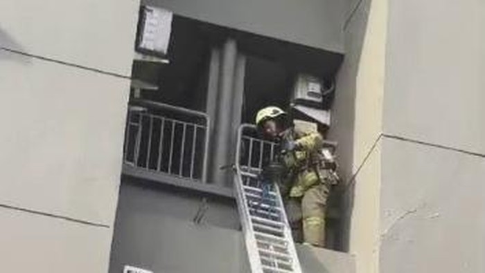 Pemadam kebakaran saat memadamkan api di apartemen di Jakarta Barat (dok. Istimewa)