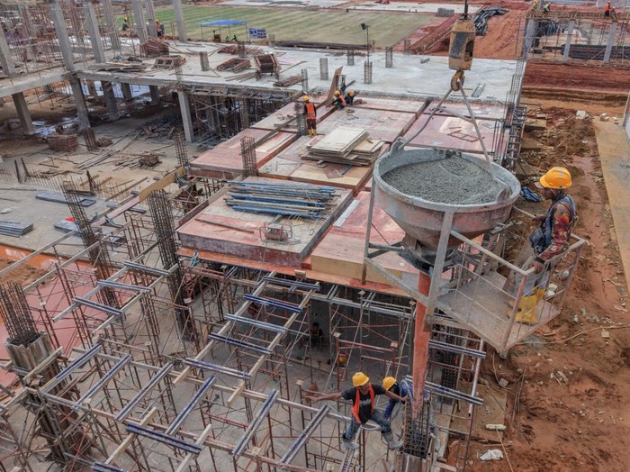 Seorang pekerja mengawasi proyek pembangunan Sekolah Rakyat Provinsi Sulawesi Tenggara di Kelurahan Abeli Dalam, Kendari, Sulawesi Tenggara, Kamis (30/4/2026). Progres pembangunan Sekolah Rakyat Tahap II Sulawesi Tenggara di atas lahan seluas 6,8 hektare oleh PT Brantas Abipraya (Persero) tersebut telah mencapai 45,50 persen dan nantinya dapat menampung siswa sebanyak 1.085 siswa dari jenjang SD hingga SMA. ANTARA FOTO/Andry Denisah/sgd