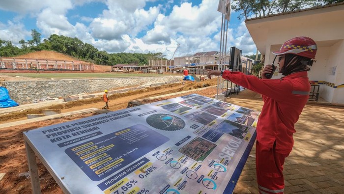 Seorang pekerja mengawasi proyek pembangunan Sekolah Rakyat Provinsi Sulawesi Tenggara di Kelurahan Abeli Dalam, Kendari, Sulawesi Tenggara, Kamis (30/4/2026). Progres pembangunan Sekolah Rakyat Tahap II Sulawesi Tenggara di atas lahan seluas 6,8 hektare oleh PT Brantas Abipraya (Persero) tersebut telah mencapai 45,50 persen dan nantinya dapat menampung siswa sebanyak 1.085 siswa dari jenjang SD hingga SMA. ANTARA FOTO/Andry Denisah/sgd