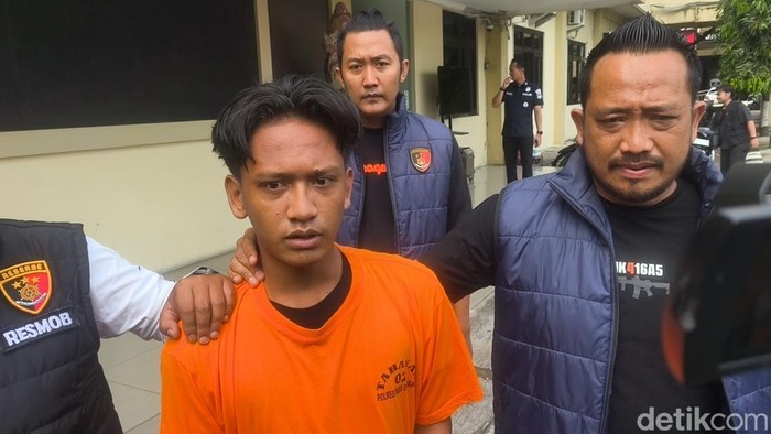 Pemuda inisial A (18) yang menusuk kakaknya hingga tewas saat mabuk bareng. Dia ditahan di Mapolrestabes Semarang, Kamis (30/4/2026).