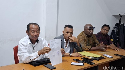 Pengacara Gusti Pisdon Nikolas Ke Lomi saat menyampaikan keterangan pers di Kota Kupang, NTT, Jumat (30/4/2026).