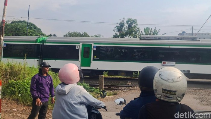 Perlintasan sebidang di Cilame KBB tanpa palang pintu otomatis.