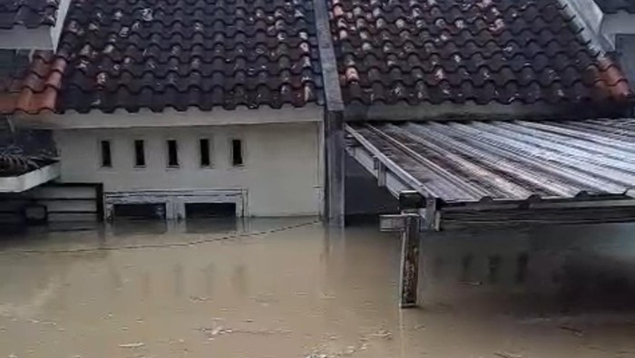 Kondisi banjir di Perumahan Dinar Indah, Kamis (30/4/2026) sore.