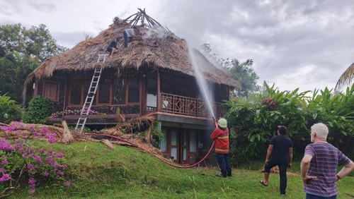 Petugas Damkar berjibaku memadamkan api yang melalap bangunan vila di Banjar Dinas Tebola, Desa Sidemen, Karangasem, Bali, Kamis (30/4/2026). (Foto: Dok. Damkartan Karangasem)