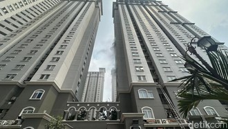 Asap Hitam Masih Mengepul di Apartemen Jakbar yang Terbakar