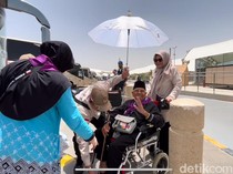 Video: Petugas Beri Layanan Payung Ekstra bagi Jemaah Haji Lansia