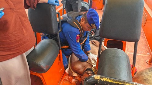 Petugas memberikan pertolongan RJP terhadap WN India yang ditemukan di perairan Gili Air, NTB, Kamis (30/4/2026). (Foto: Dok Polres Lombok Utara)